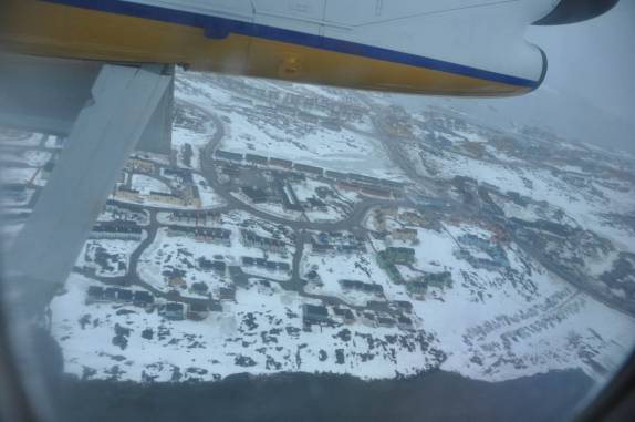 Sobrevoando a pequena Nuuk, capital da Groelândia